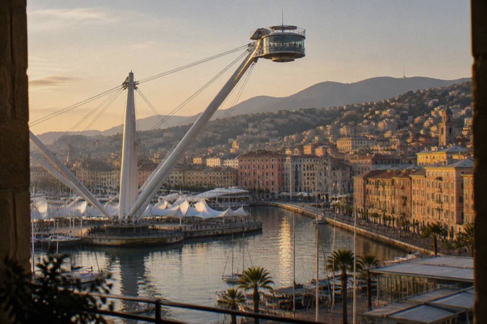 The Bigo panoramic lift arm rising over the Porto Antico in Genoa